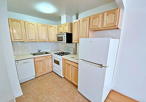 4th image of 66 W 69th St APT 4R