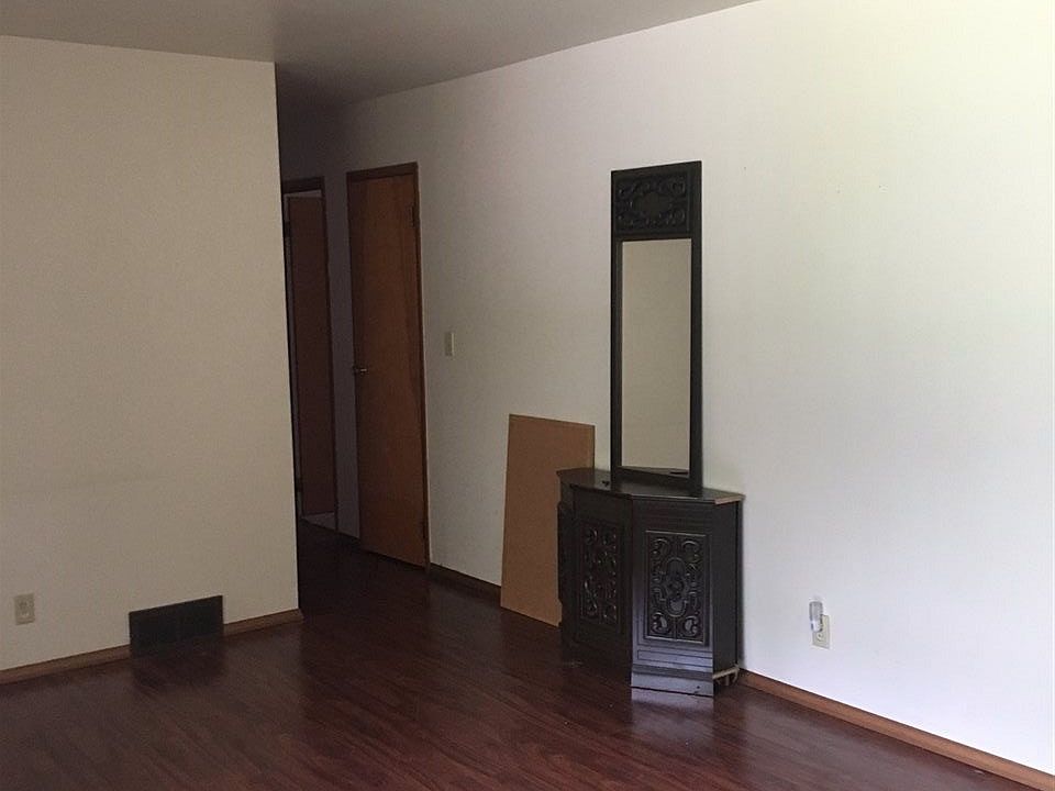 2nd image of 2408 Halsted Rd
