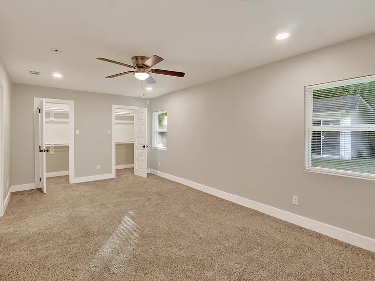 209 W 9th St — Photo 14