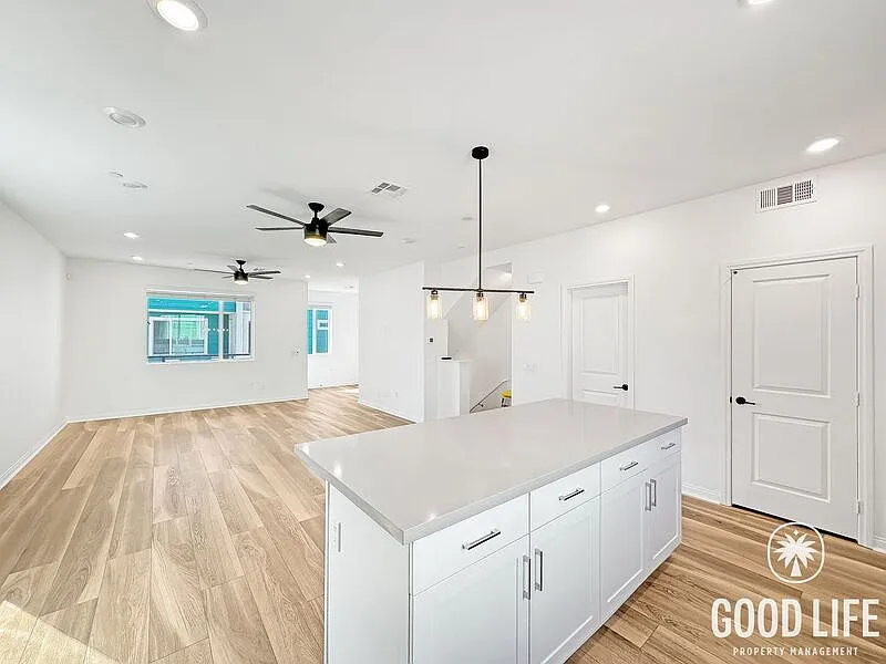4 bed, 3.5 bath, 1675 sqft, $4,450 — Photo 3