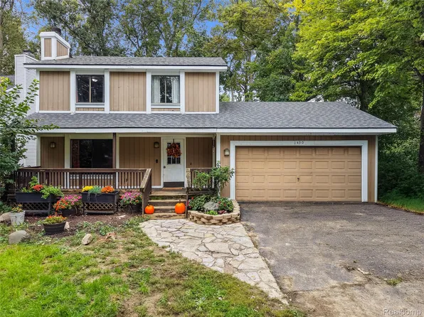 1490 Midwood Dr, White Lake, MI 48386