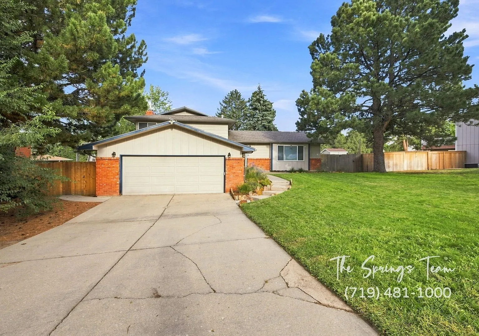 Spacious 4-Bedroom Home With Exceptional Palmer Park Access — Photo 2