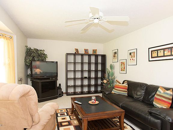 3rd image of 792 Autumn Dr