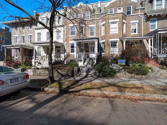 Front of 3-level rowhouse
