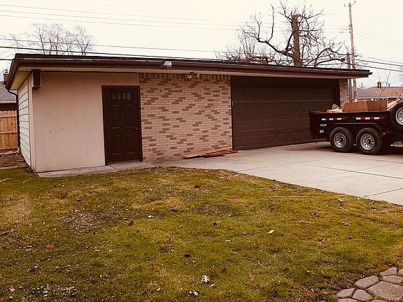 Oversized 3-car garage