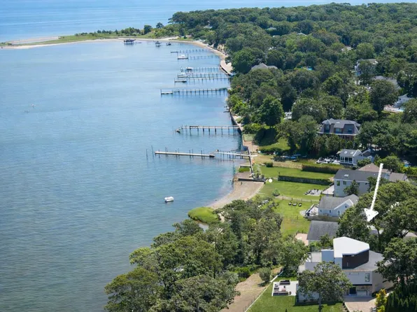 10 Bayview Dr, Hampton Bays, NY 11946