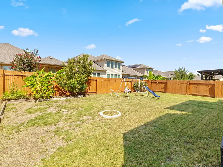 724 Pioneer Grv — Photo 34