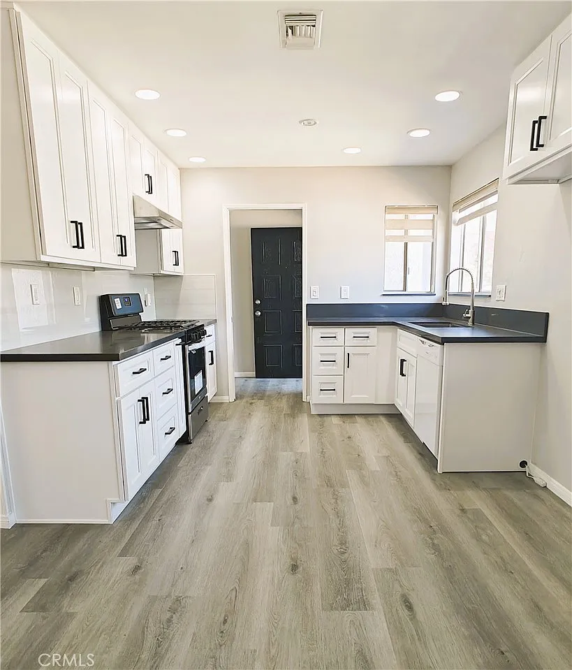 3 bed, 1459 sqft, $3,699 — Photo 2