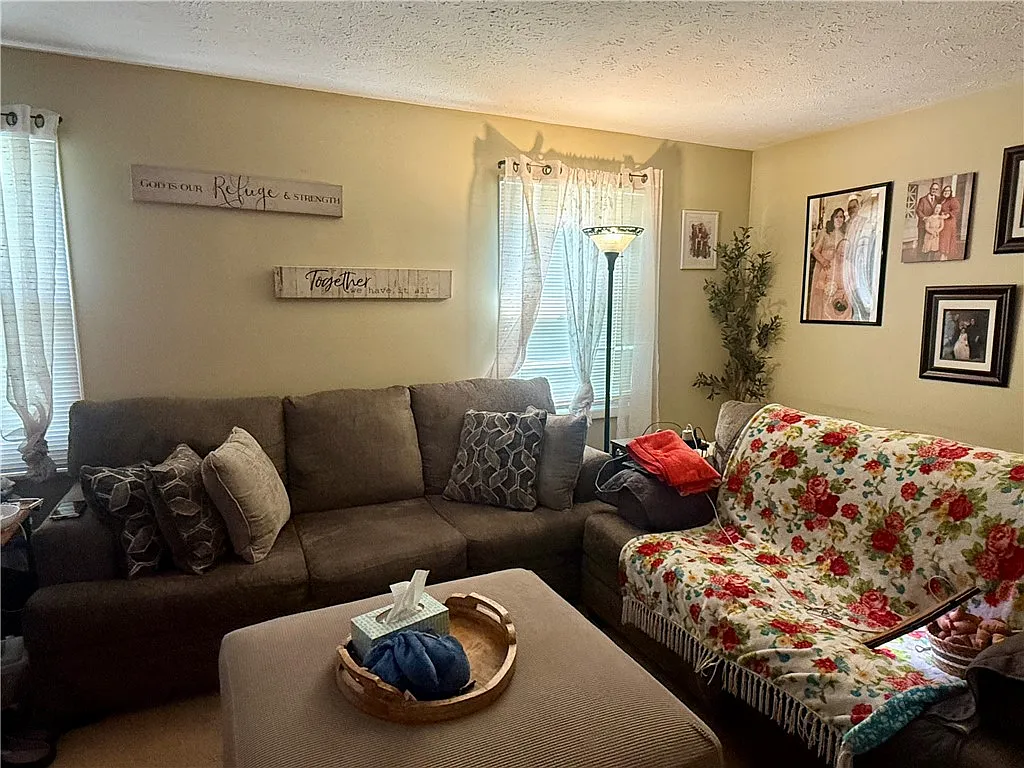3 bed, 1.5 bath, 1176 sqft, $2,200 — Photo 3