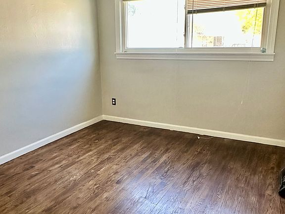 4th image of 23414 Melville Ave