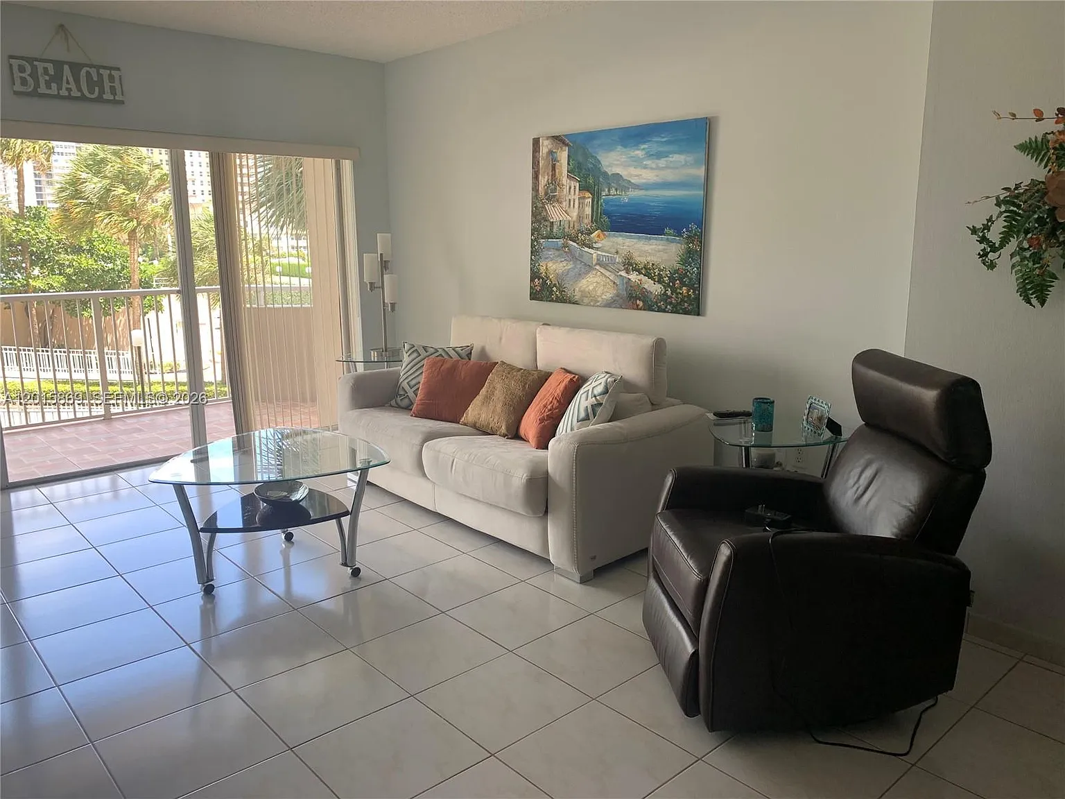 Hemispheres Condo — Photo 1