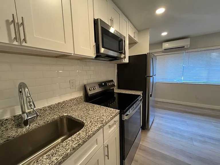 910 NE 2nd St — Photo 12
