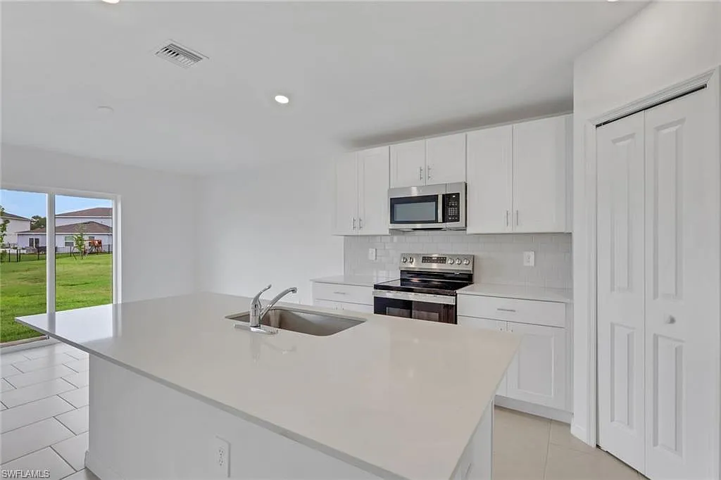 4 bed, 2.0 bath, 1800 sqft, $2,350 — Photo 4