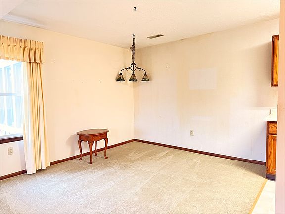 3rd image of 108 Evergreen Ct