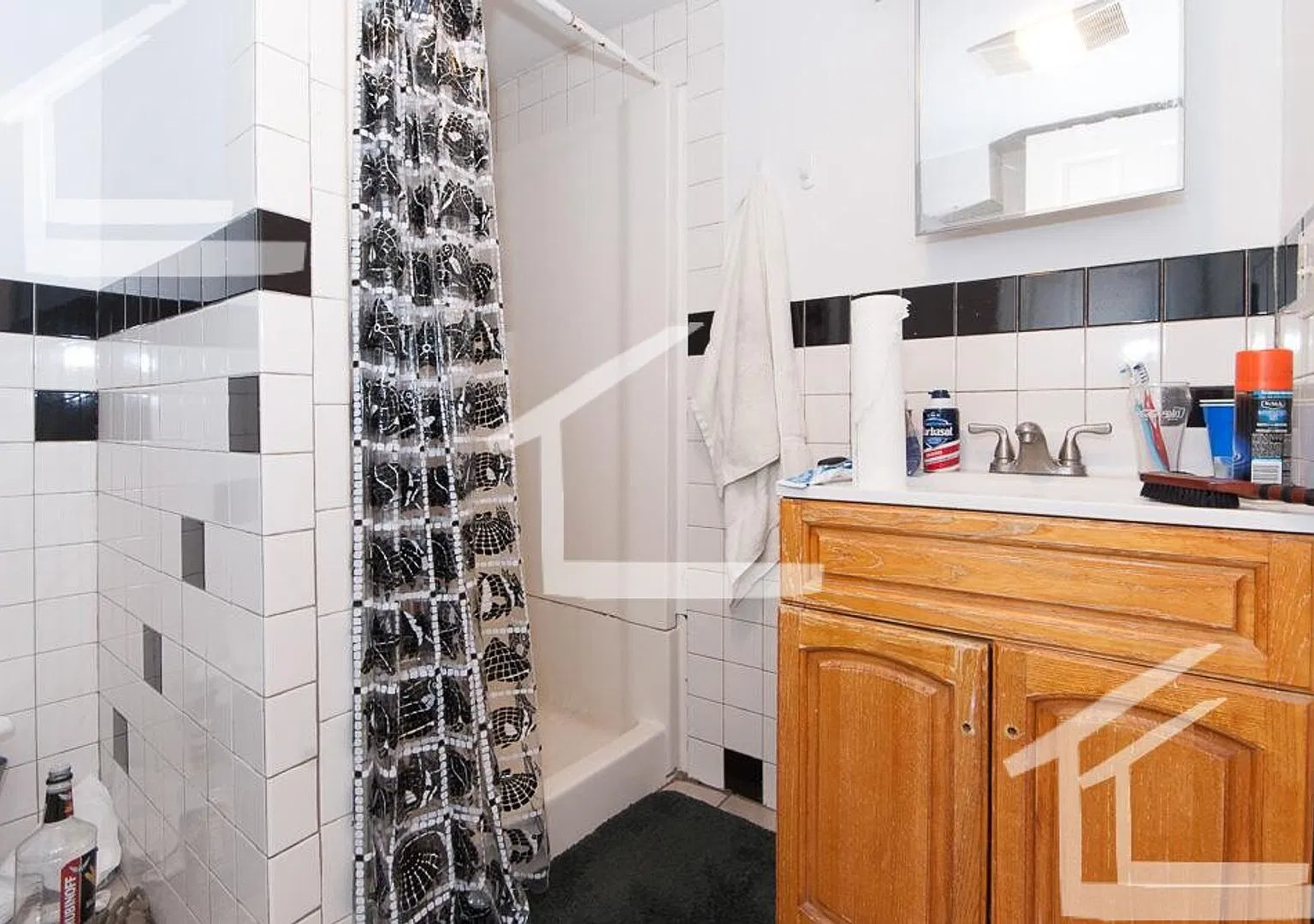 Charming 5 Bedroom-No Broker Fee — Photo 2