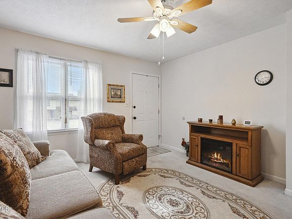 3rd image of 945 Maiden St