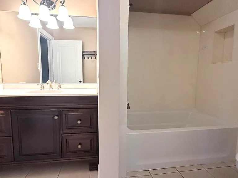 555 S Ruston Ave — Photo 14