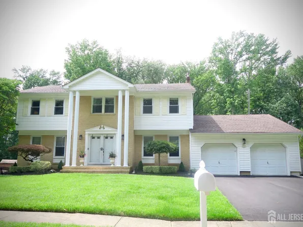 5 Brookside Cir, Marlboro, NJ 07746