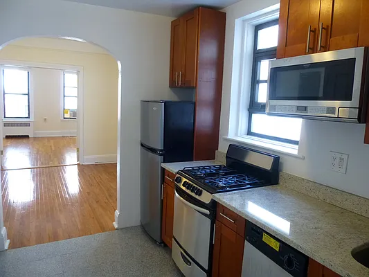 Rented by Siderow Residential Group | media 8