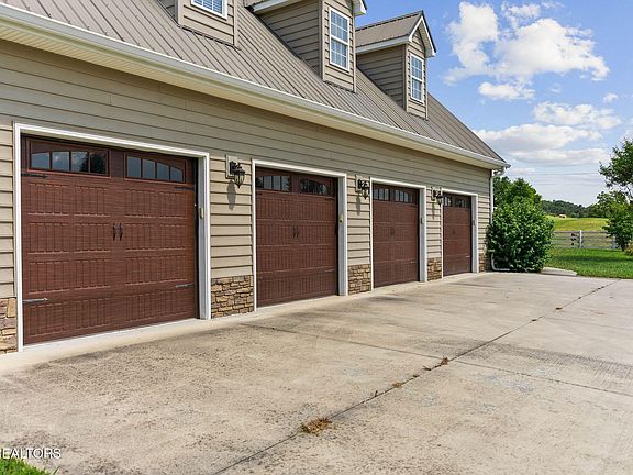 4th image of 733 Simpson Rd