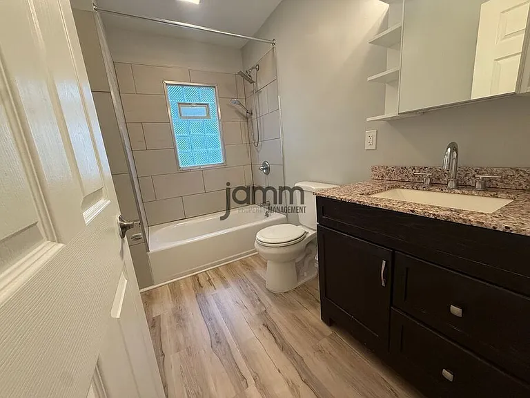 1441 W 58th St #1 — Photo 11