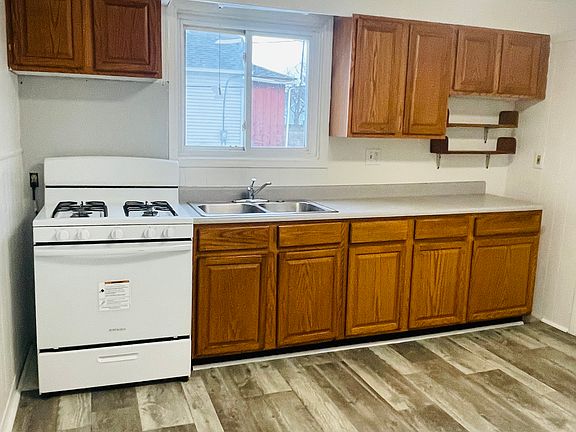 2nd image of 826 Griswold St