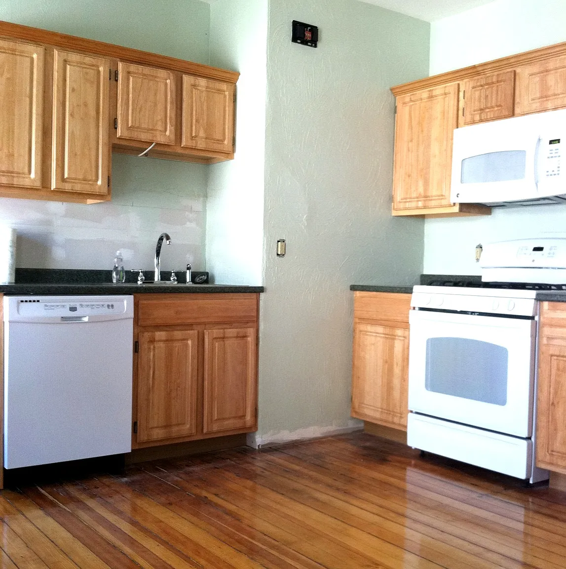 1 bed, 900 sqft, $2,100 — Photo 1