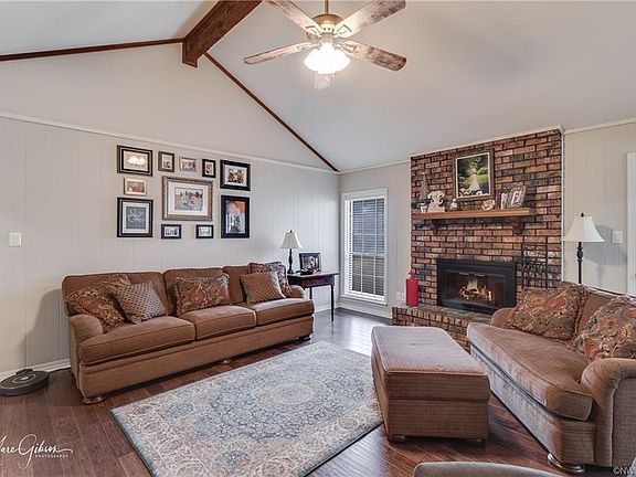 3rd image of 2621 Spruce Cir