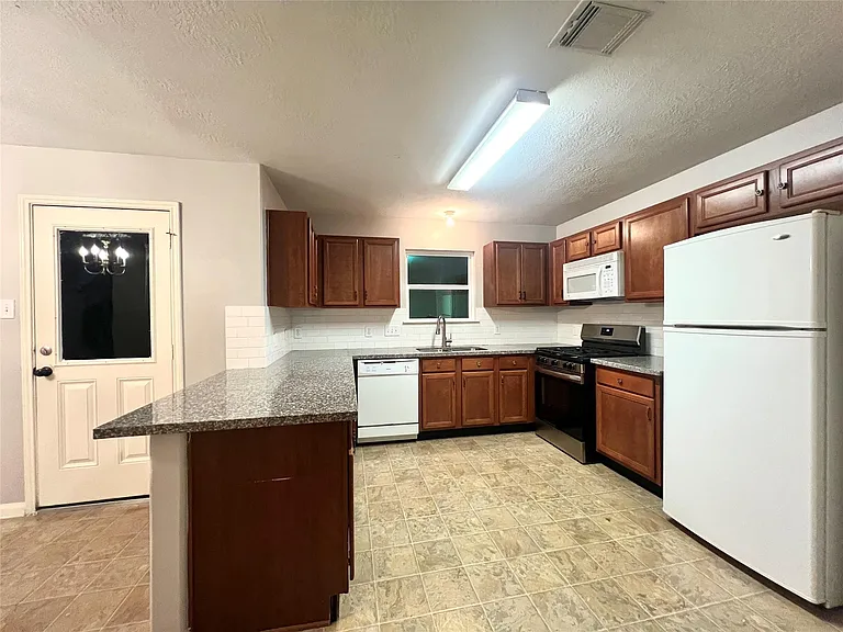 6415 Mountain Pines Ln — Photo 10