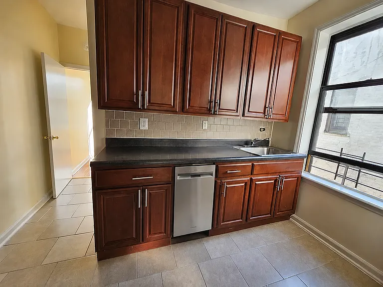 188 Parkside Ave #B2E — Photo 1