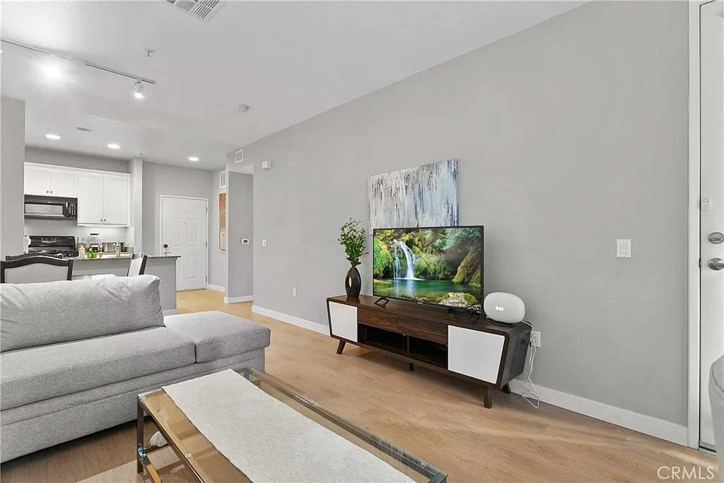1 bed, 725 sqft, $3,600 — Photo 4