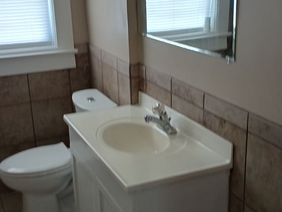 2nd image of 1023 N Center St
