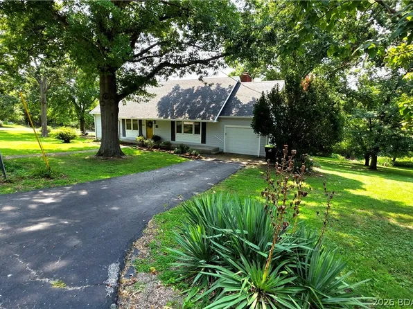 600 E McNair St, Versailles, MO 65084