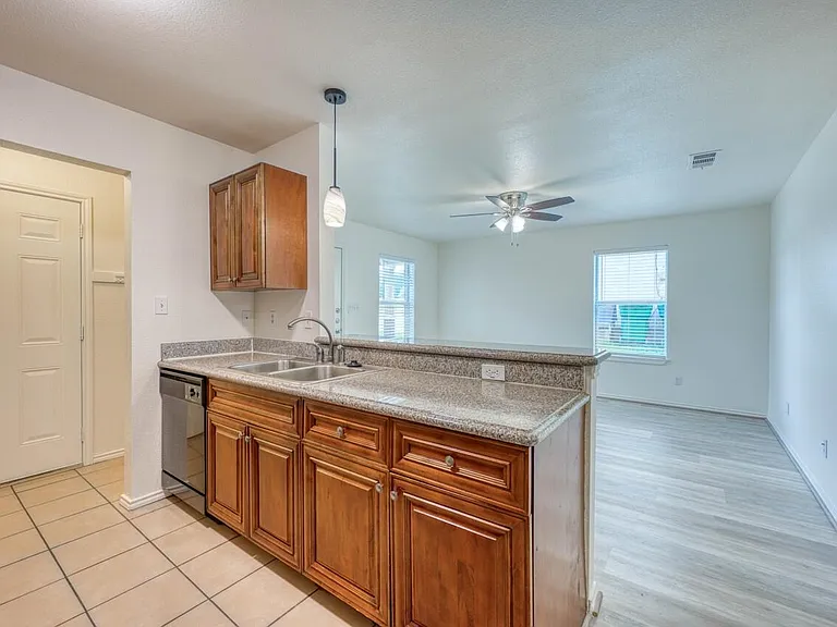 1511 N Claremont Cir — Photo 4