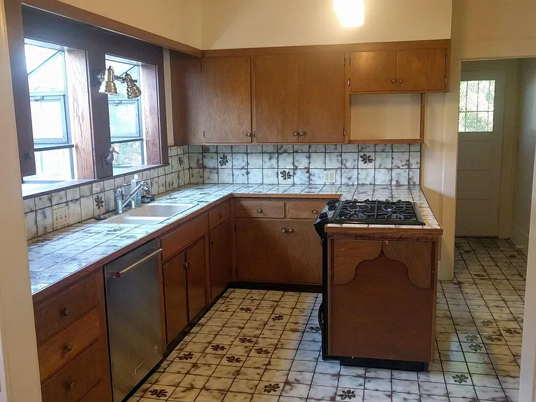 576 Boulevard Way — Photo 10