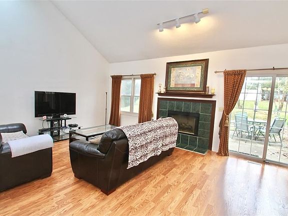 3rd image of 15127 Colony Ct