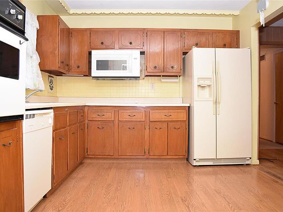 3rd image of 1520 Zurich Dr