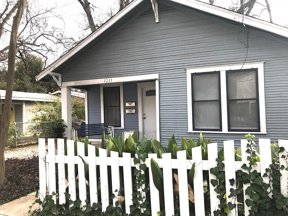 Cute Craftsman! Walk to Rainey St., hike and bike, or explore the east side's many offerings!
