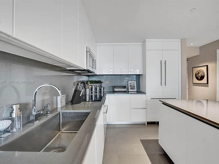 88 SW 7th St #1408 — Photo 12