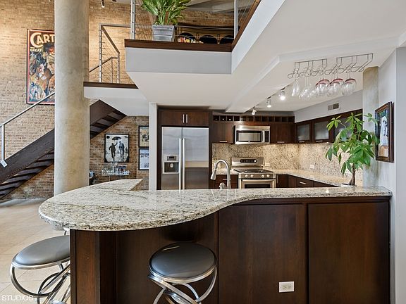 5th image of 1623 W Melrose St Unit 303