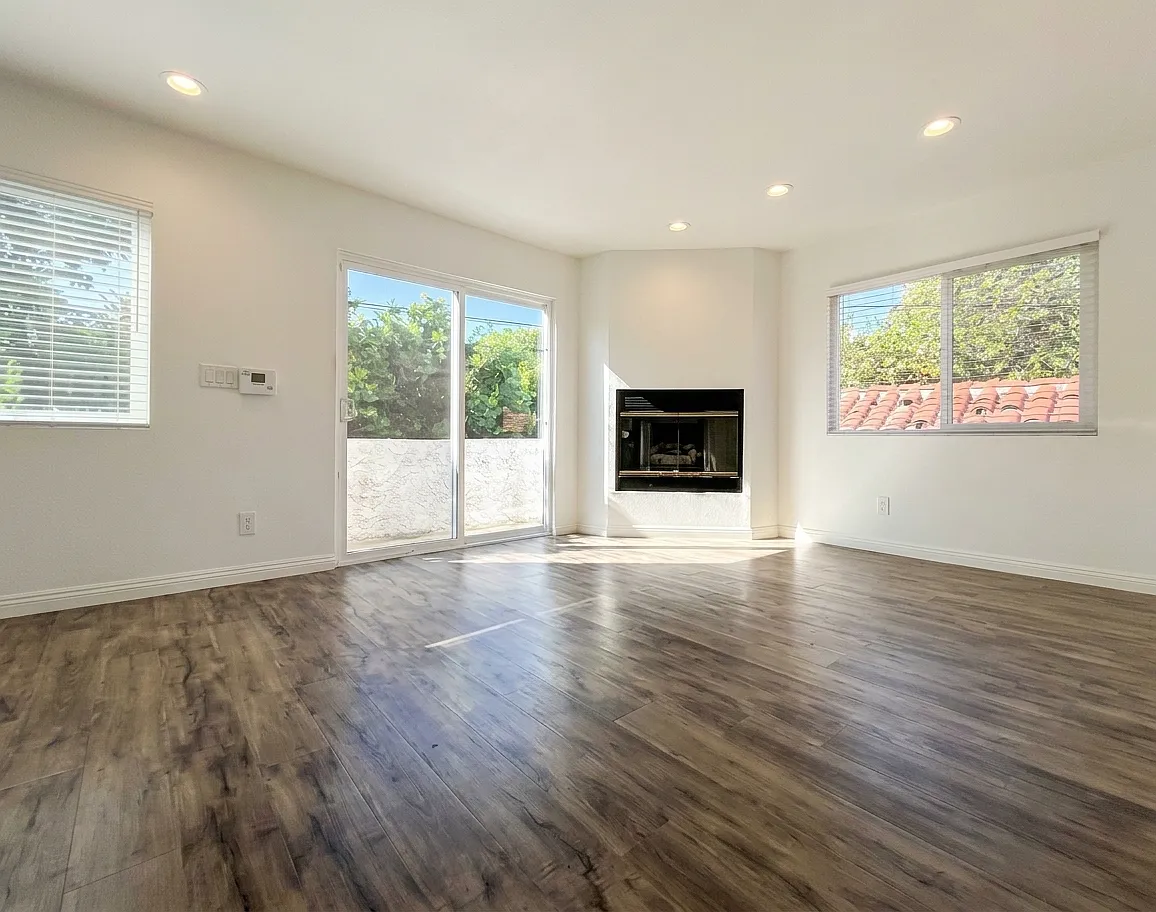 3 bed, 1451 sqft, $3,877 — Photo 2