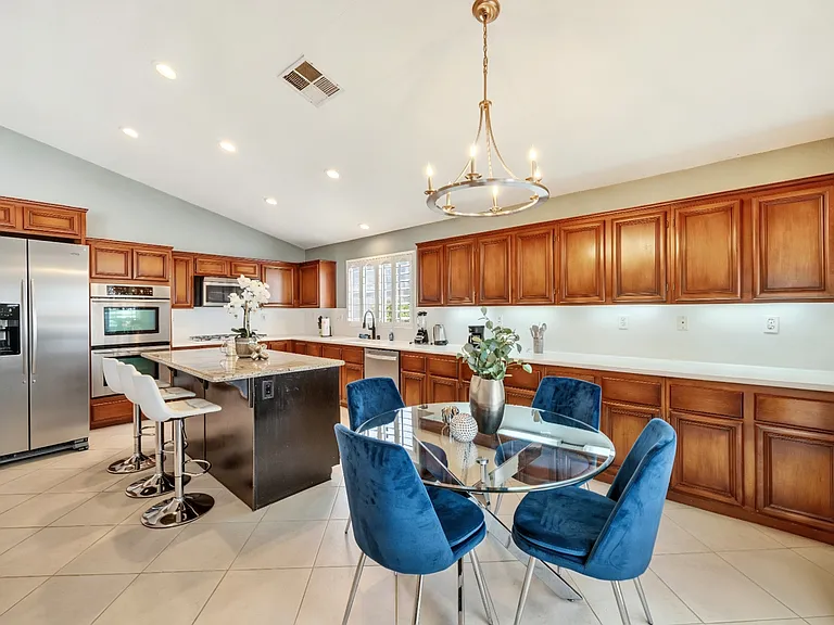 421 Minaret St — Photo 18