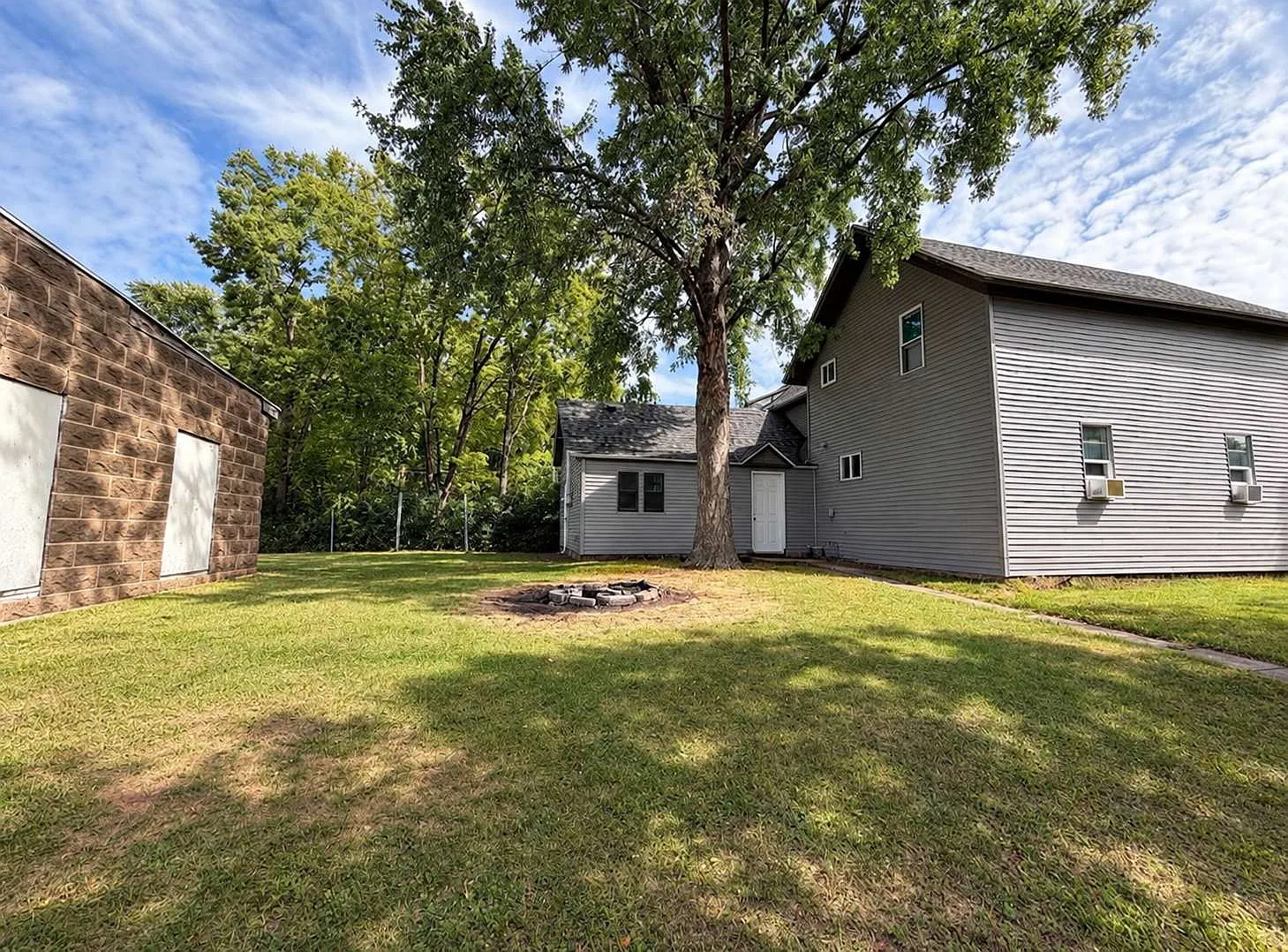 3 bed, 1.0 bath, 900 sqft, $445 — Photo 2