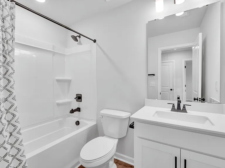 Upstairs bathroom shared by the 2 secondary bedrooms