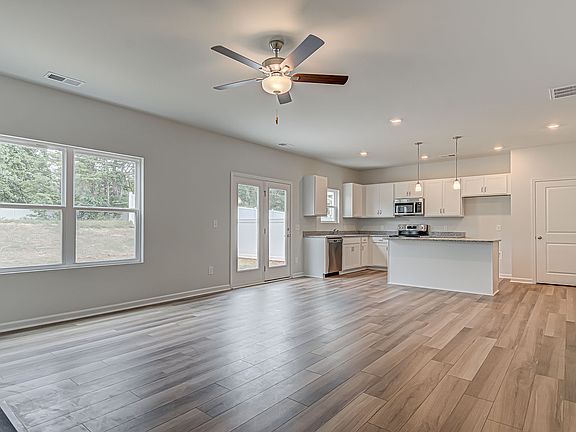 3rd image of 693 Circle Dr