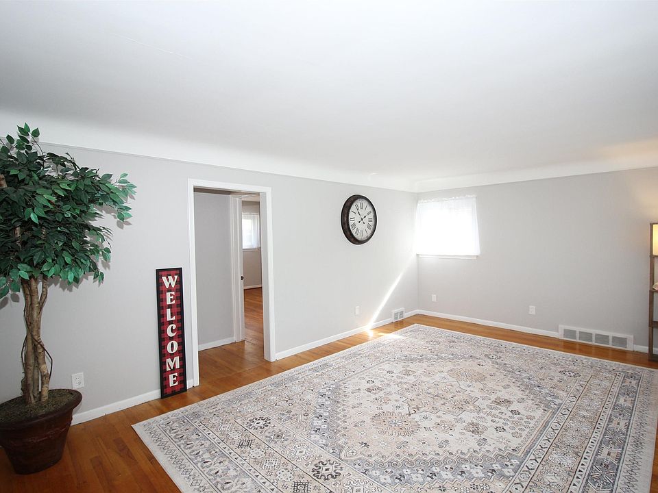 24604 Princeton St, photo 3
