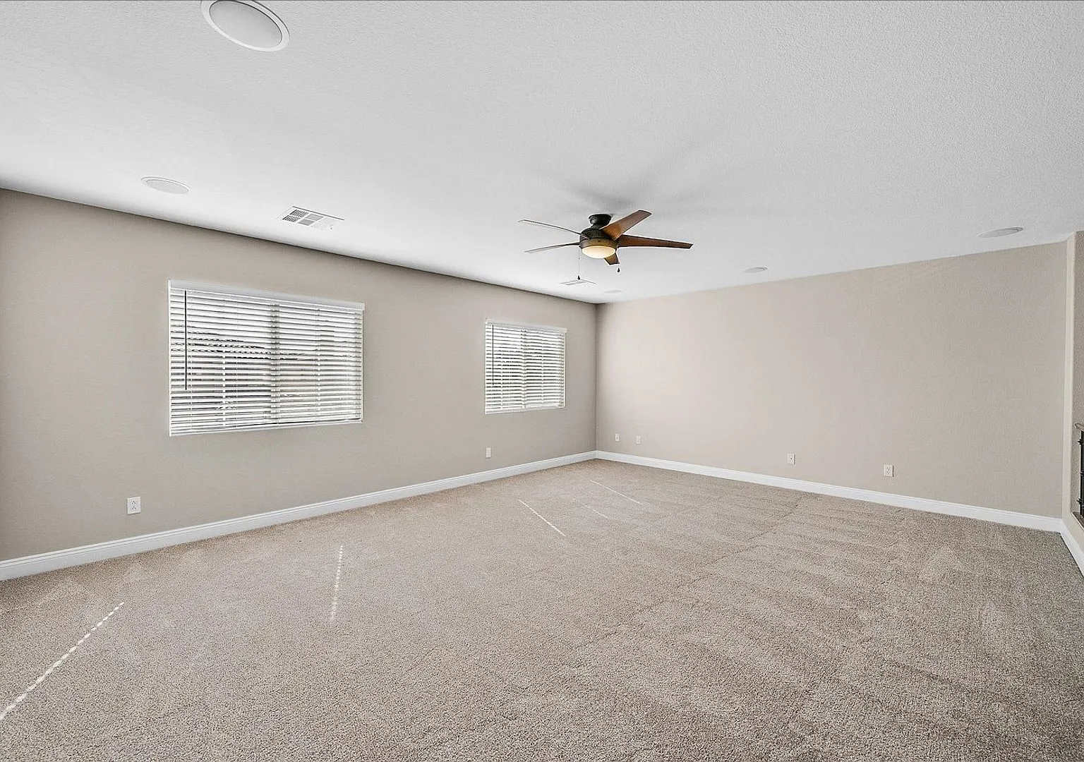 Great 2 story home with sparkling pool, located inside Guard Gated Southern Highlands! — Photo 4