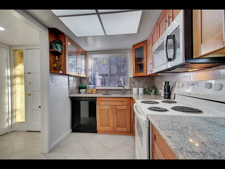 366 Lynn Ave — Photo 2