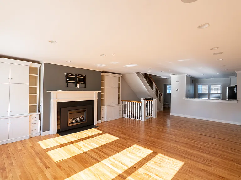 606 Chandlers Wharf — Photo 3