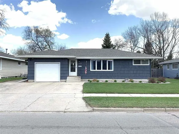1535 1st St SW, Minot, ND 58701